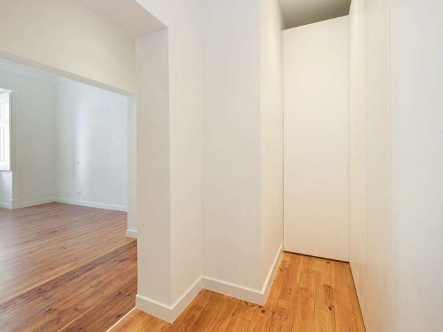4 bedroom apartment for rent in Santo António, Lisbon