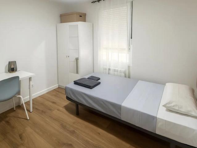 4 bedroom apartment for rent in Zaragoza, all bills included
