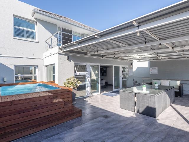 4 Bedroom Apartment To Let in Camps Bay
