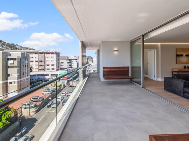 4 Bedroom Apartment To Let in Sea Point