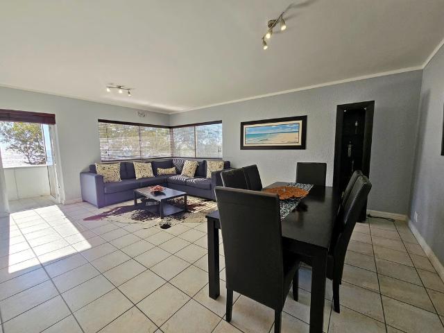 4 Bedroom Apartment To Let in Sea Point