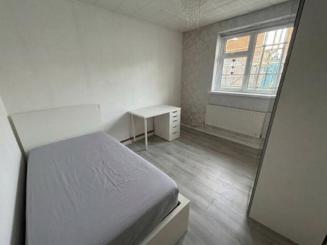 4 Bedroom Apartment To Rent in Sidmouth St