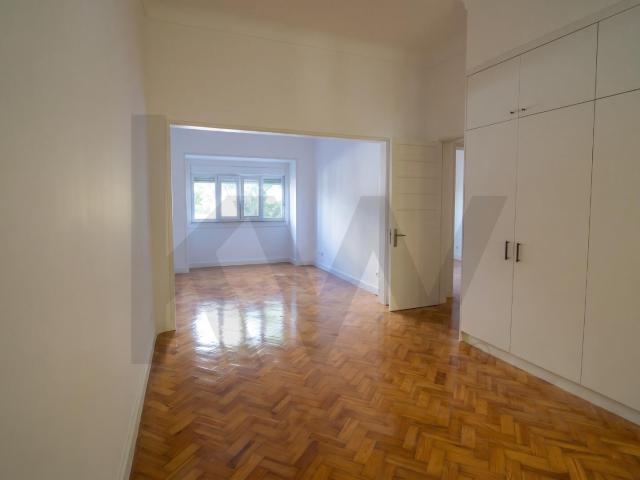 4 bedroom apartment with garage on Avenida Defensores de Chaves