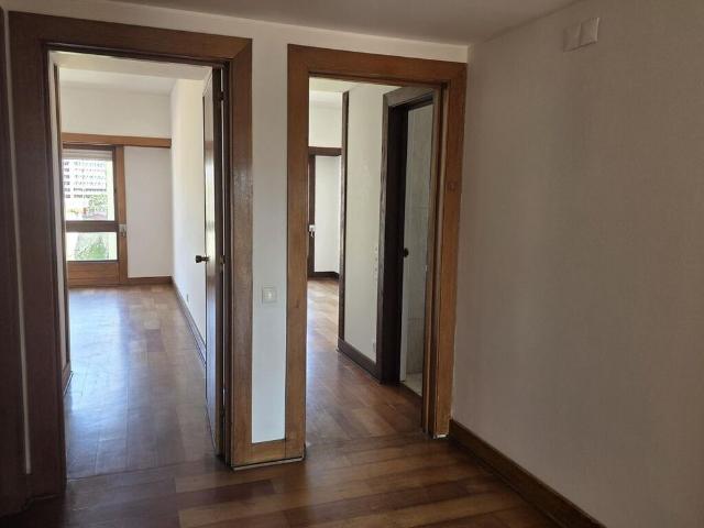 4 Bedroom Apartment with parking, Estrada da Luz, Lisboa