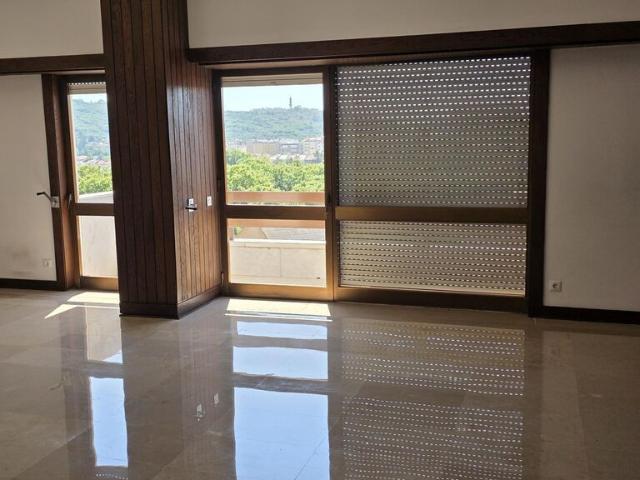 4 Bedroom Apartment with parking, Estrada da Luz, Lisboa