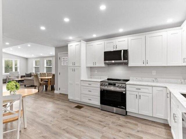 4 bedroom, Avon MA 02322 105537548