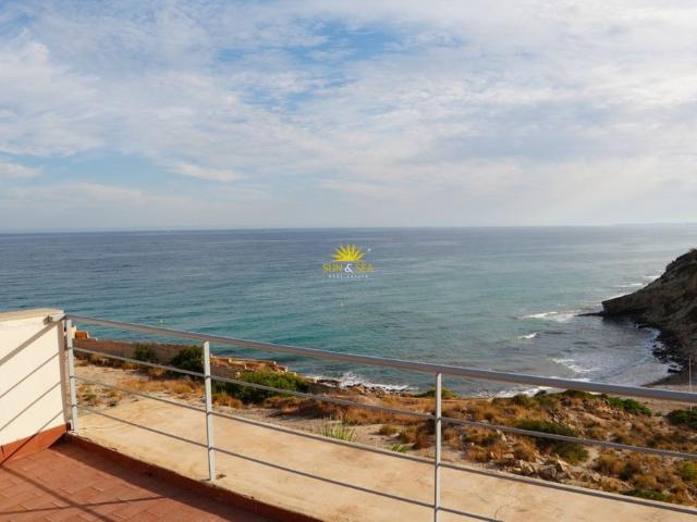 4 BEDROOM BEACHFRONT VILLA WITH SEA VIEWS IN EL CAMPELLO