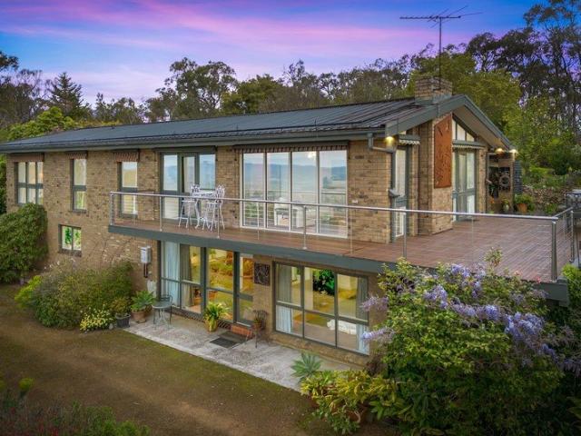 4 Bedroom Beauty above Yarra Glen Including a Self Contained Studio Fall in Love