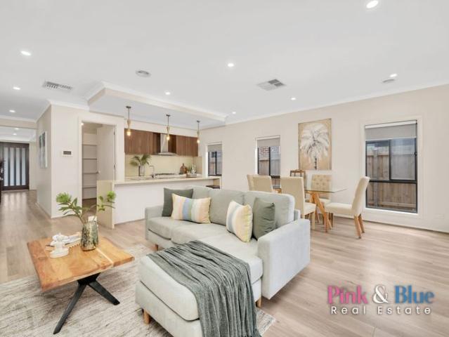 4 Bedroom beautiful and stunning family home for Lease Close proximity of Rockbank Train Station !