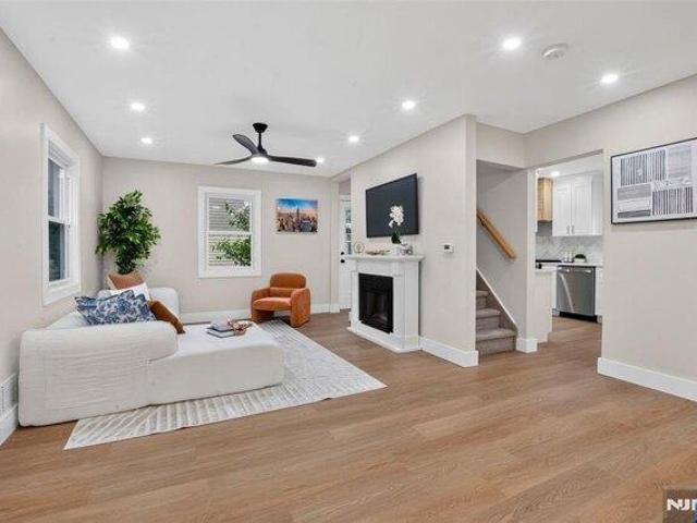 4 bedroom, Bergenfield NJ 07621 105694900