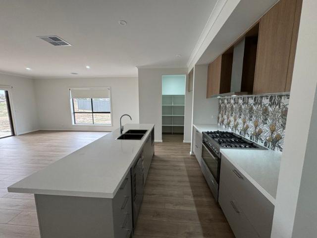 4 bedroom Big Beauty in New Growth Suburb of Sebastopol Space, Style & Convenience!