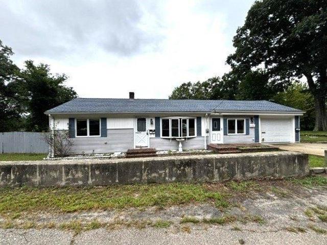 4 bedroom, Blackstone MA 01504 105416017