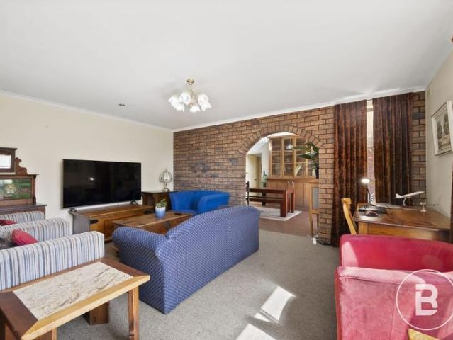 4 BEDROOM BRICK HOME IN PRIME LOCATION