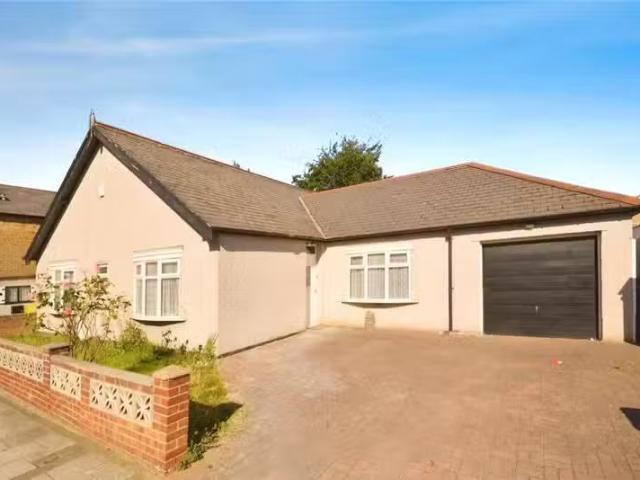 4 bedroom bungalow for rent in Churchfield Road, Welling, Kent.