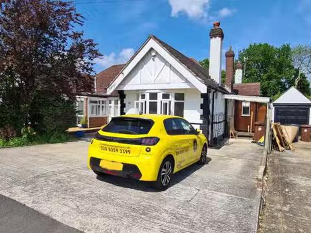 4 bedroom bungalow for rent in Elmroyd Avenue, POTTERS BAR, EN6