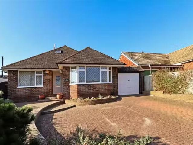 4 bedroom bungalow for rent in Spinney Close, Hurstpierpoint.