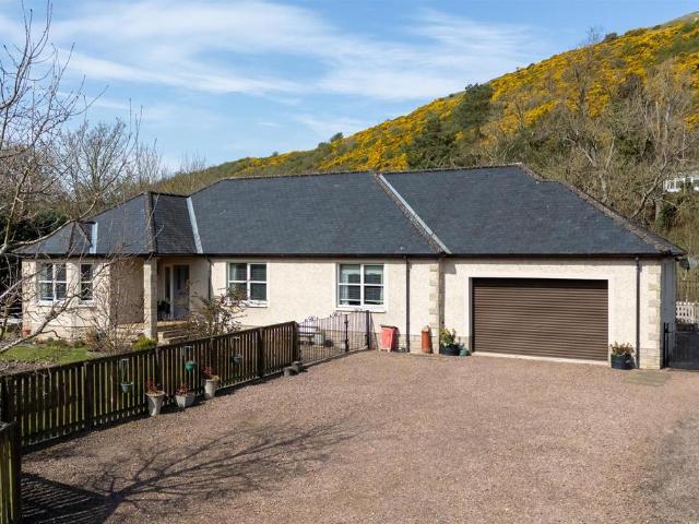4 bedroom bungalow for sale