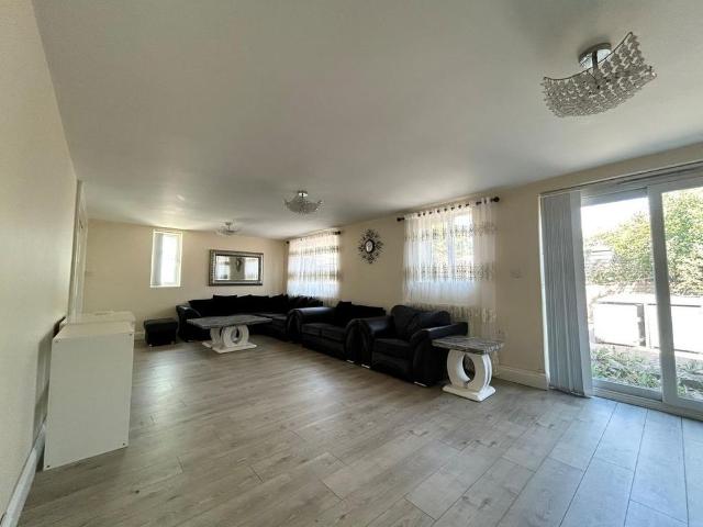 4 bedroom bungalow to rent