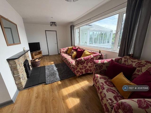 4 bedroom bungalow to rent