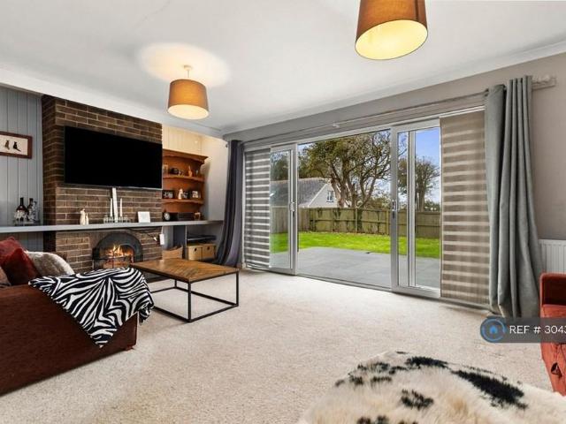 4 bedroom bungalow to rent