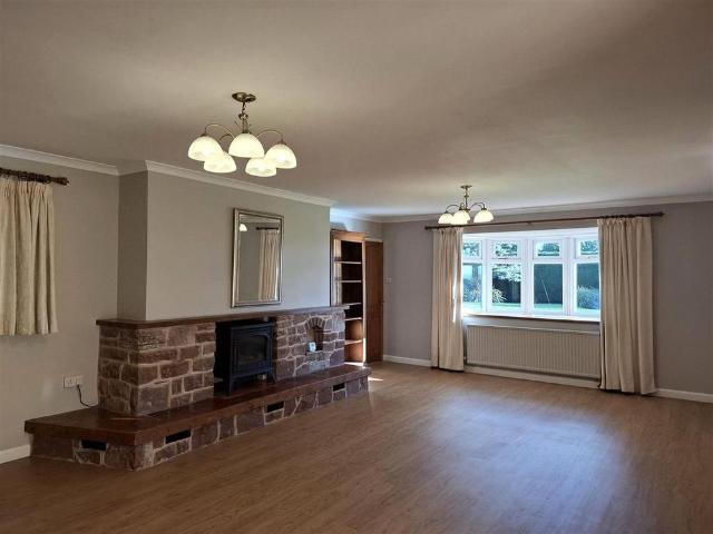 4 bedroom bungalow to rent