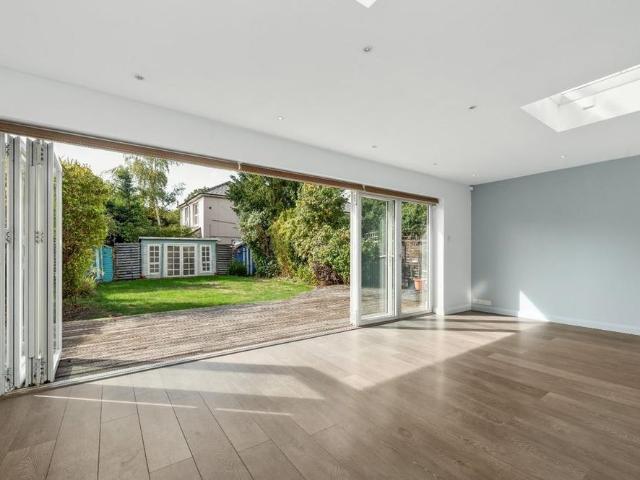 4 bedroom bungalow to rent