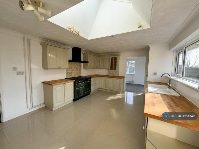 4 bedroom bungalow to rent