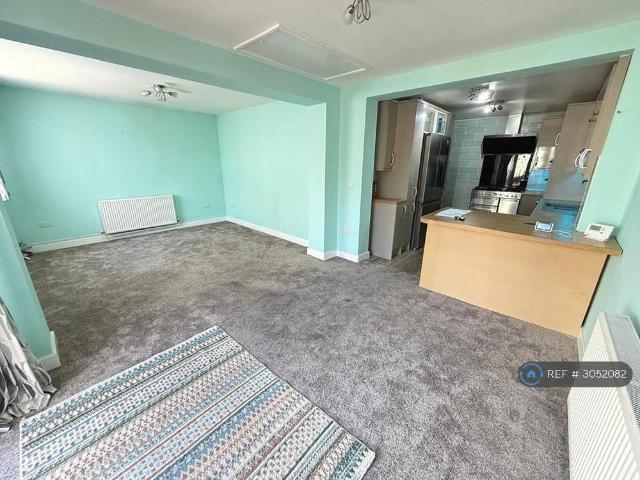 4 bedroom bungalow to rent