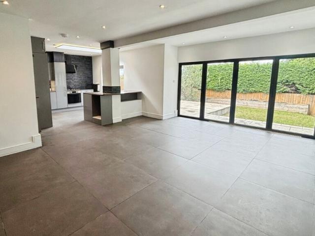 4 bedroom Bungalow To Rent