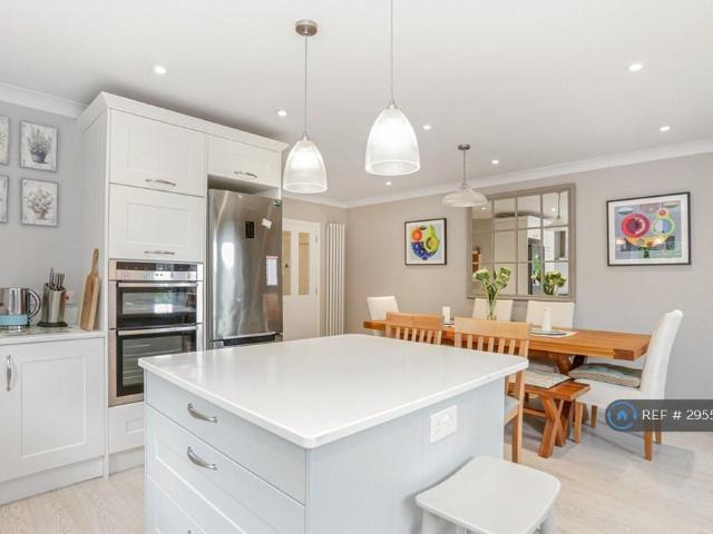 4 bedroom bungalow to rent