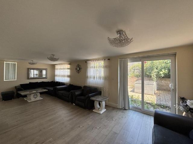 4 bedroom bungalow to rent