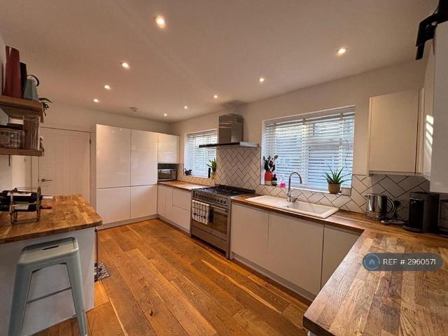 4 bedroom bungalow to rent