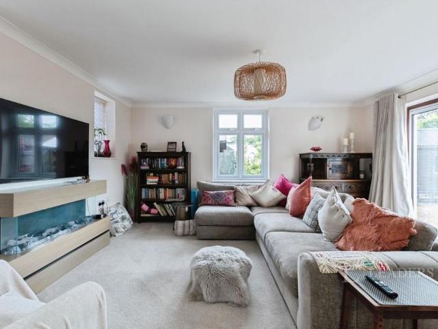 4 bedroom bungalow to rent