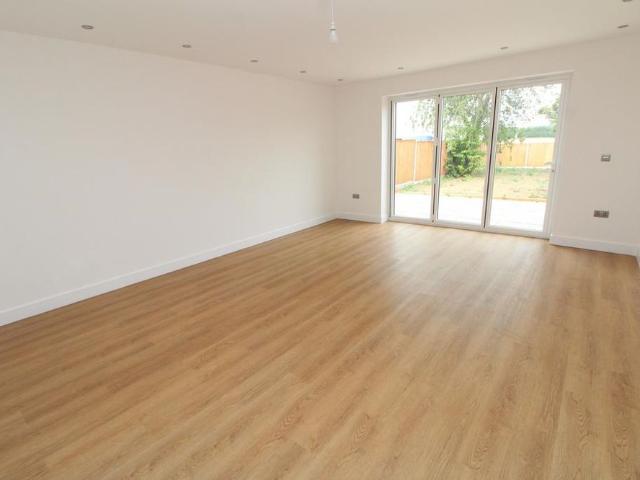 4 bedroom bungalow to rent