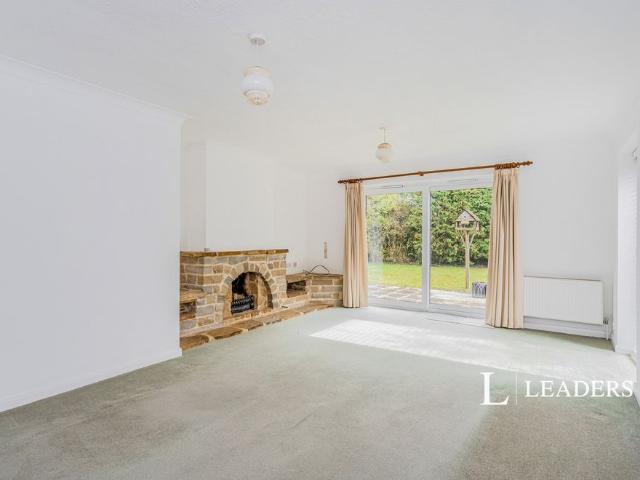 4 bedroom bungalow to rent Folders Close, Burgess Hill, West Sussex, RH15