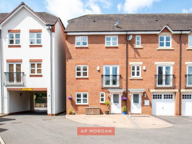 4 bedroom end of terrace house for sale