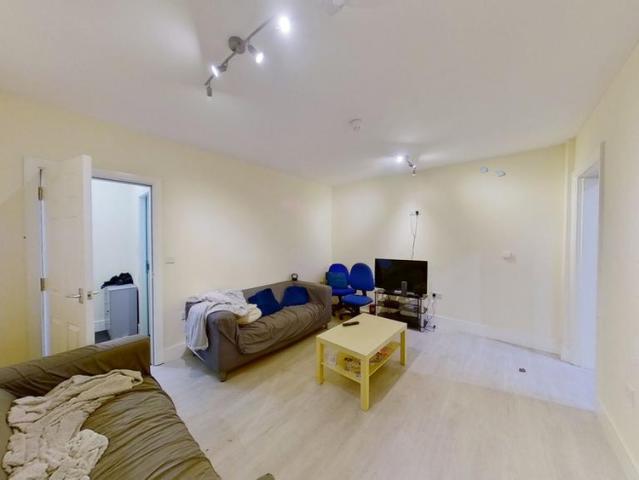 4 bedroom ground floor flat to rent