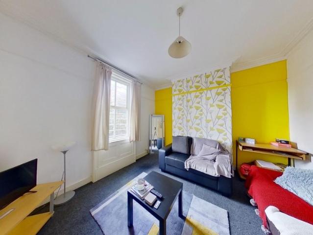 4 bedroom ground floor flat to rent