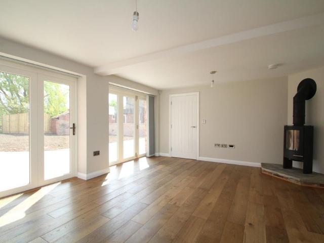 4 bedroom detached barn conversion to rent