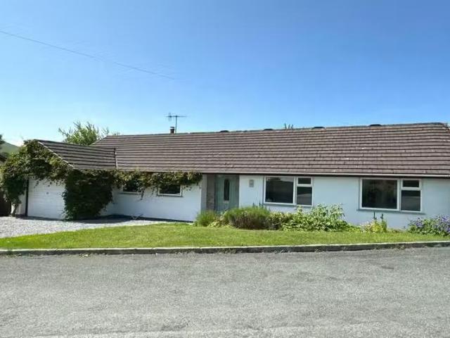 4 bedroom detached bungalow for rent in Maes Ial, Llanarmon Yn.