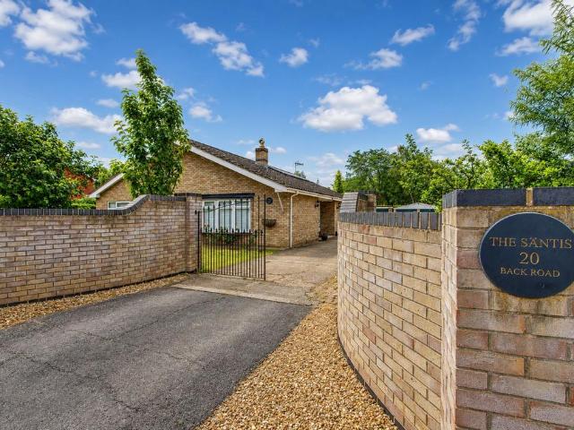 4 bedroom detached bungalow for sale