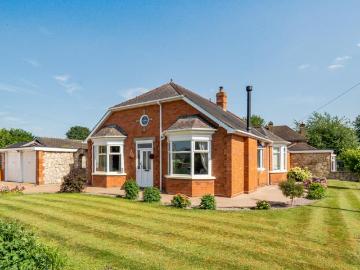 4 bedroom detached bungalow for sale