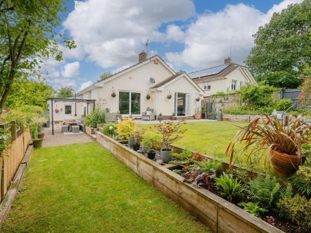 4 bedroom detached bungalow for sale