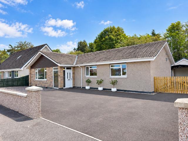 4 bedroom detached bungalow for sale