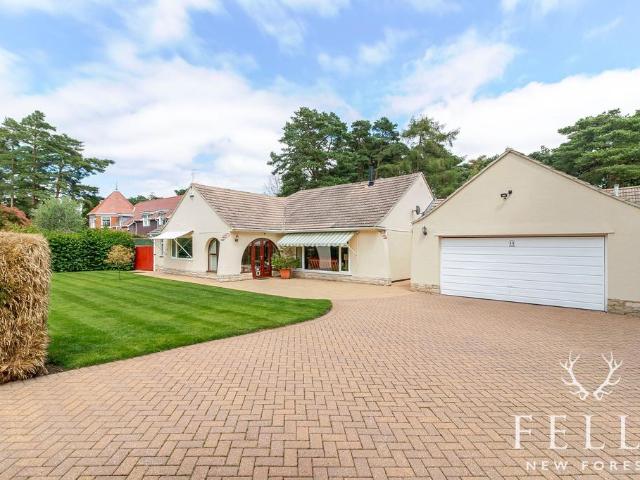 4 bedroom detached bungalow for sale
