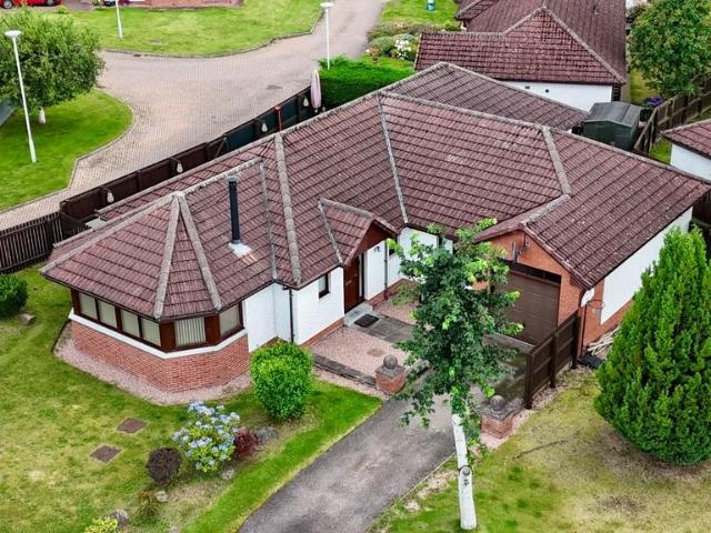 4 bedroom detached bungalow for sale