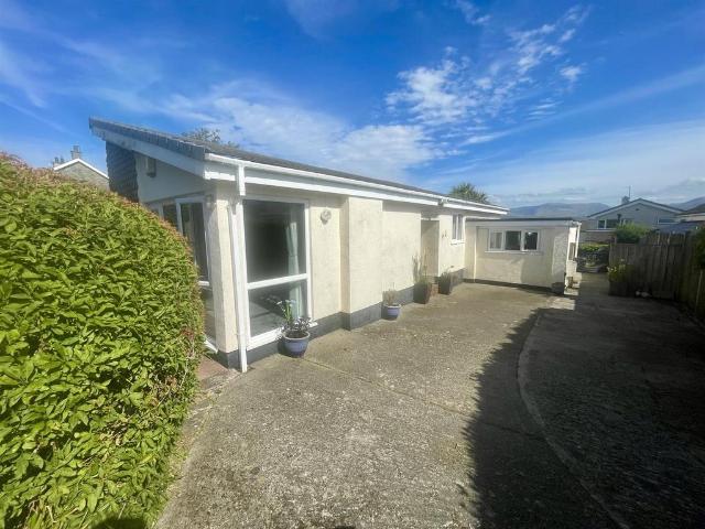 4 bedroom detached bungalow for sale