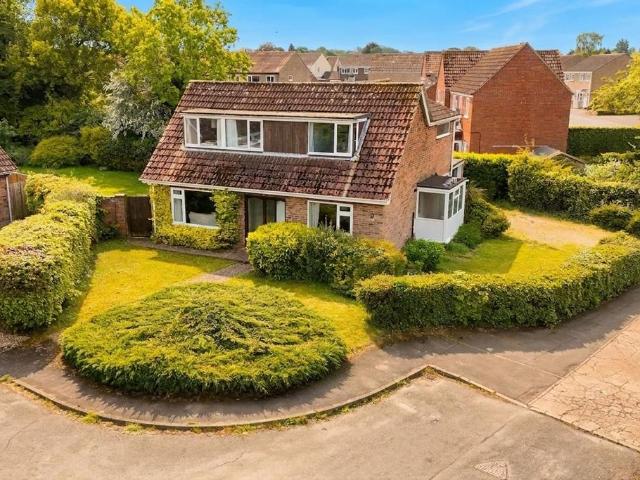 4 bedroom detached bungalow for sale