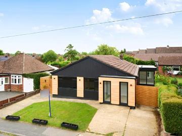 4 bedroom detached bungalow for sale