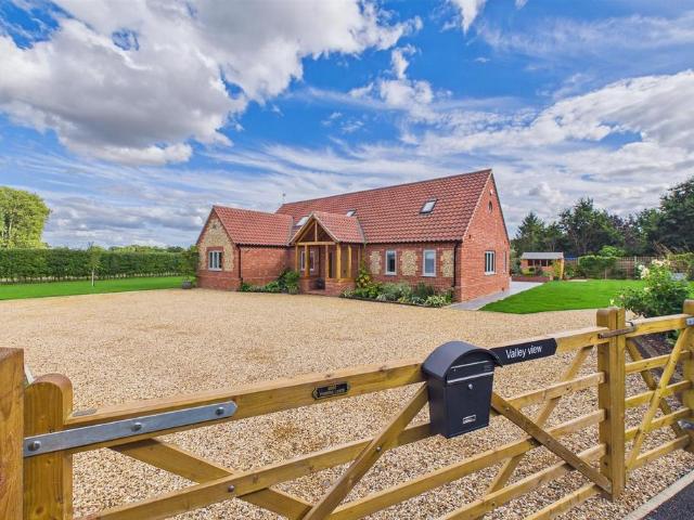 4 bedroom detached bungalow for sale